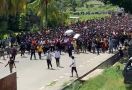 Ribuan Massa Mengarak Peti Jenazah Lukas Enembe - JPNN.com