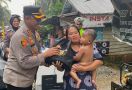 Warga Rohul Kebanjiran, AKBP Budi Datang Bawa Bantuan dan Berpesan Jaga Kerukunan - JPNN.com