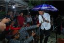 Ganjar Kunjungi Desa Senting Malam-Malam, Suasana Hujan, Warga Tetap Bertahan - JPNN.com