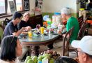 Kehadiran Ganjar dan Keluarga Bikin Heboh Warga di Warung Makan Manyung Bu Fat - JPNN.com