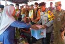 Polri Salurkan 1 Ton Beras Kepada Korban Banjir di Rohul - JPNN.com
