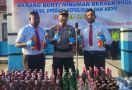 Polres Sarmi Musnahkan Ratusan Botol Miras Hasil Razia - JPNN.com
