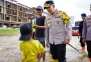 Lagi Cooling System Pemilu Damai, Kombes Jeki Terobos Banjir Ketika Lihat Bocil Bantu Polantas - JPNN.com