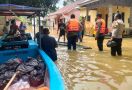 Naik Perahu, Polsek Cerenti Salurkan Bantuan untuk Korban Banjir - JPNN.com