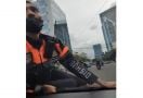 Viral Petugas Dishub Naik Kap Mobil di Setiabudi, Kadishub DKI Beri Penjelasan Begini - JPNN.com