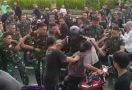 Konvoi Pengantar Jenazah Baku Hantam dengan TNI di Manado, Ada Bendera Parpol - JPNN.com