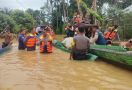 AKBP Pangucap Rutin Temui Korban Banjir di Kuansing, Lalu Beri Bantuan, Lihat - JPNN.com