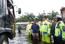 Lihat Aksi Irjen Iqbal Menerobos Banjir dan Mengatur Lalin di Jalur Penting Riau - JPNN.com