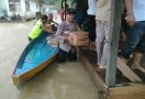 Lagi Cooling System Pemilu, Polisi di Kuansing Salurkan 2.720 Paket Sembako ke Korban Banjir - JPNN.com