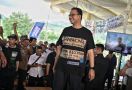 Anies Pakai Kaus Bertuliskan Kutipan Bijak BJ Habibie saat Bertemu Petani - JPNN.com