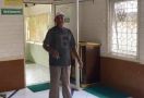 Pria di Palembang Mencuri Hp di Masjid, Aksinya Terekam CCTV - JPNN.com