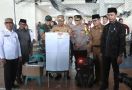 Kapolres Inhil Kawal Ketat Pelipatan Surat Suara Pemilu 2024 di Gudang Logistik KPUD - JPNN.com