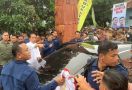 Viral! Video Jokowi Membagi-bagikan Bantuan di Dekat Baliho Prabowo-Gibran - JPNN.com