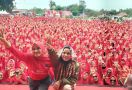 Lihat Itu Massa yang Menyambut Kedatangan Siti Atikoh Istri Ganjar, Luar Biasa - JPNN.com