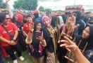 Safari Politik di Lampung, Atikoh Berbaur di Keramaian, Ikut Memainkan Angklung Bareng Warga - JPNN.com