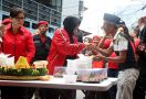 Rayakan HUT ke-51 PDIP, Risma Potong Tumpeng Bersama Rakyat di Kampung Kumuh Tambora - JPNN.com