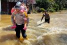 Aksi Heroik Polisi di Inhu Menyelamatkan Warga Terjebak di Arus Sungai Indragiri - JPNN.com