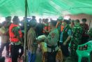 Bantu Ratusan Warga Terdampak Banjir, Polsek Kemuning Sembari Sosialisasi Pemilu Damai - JPNN.com