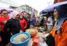 Atikoh Ganjar Blusukan ke Pasar 26 Ilir Palembang, Pedagang Mengeluh Soal Ini - JPNN.com