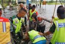 Begini Aksi Iptu Rara Menutup Lubang di Lokasi Banjir yang Membahayakan Pengendara - JPNN.com