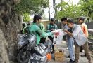 Sukarelawan Ganjar-Mahfud Bagikan Makan Siang untuk Ojol di Mataram - JPNN.com