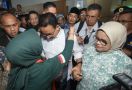 Tiba di Makassar, Anies Dikalungi Kain Tenun Khas Sengkang - JPNN.com