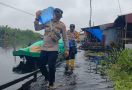 Lihat, Aksi Perwira Polisi Memikul Galon Air Bersih untuk Ratusan Korban Banjir di Inhil - JPNN.com