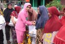 Bhayangkari di Meranti Sampaikan Pesan Pemilu Damai kepada Korban Banjir Desa Alah Air - JPNN.com