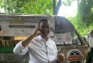 Anies Berkaca-kaca hingga Semringah Dapat Foodtruck dari Pendukung - JPNN.com