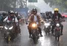 Dikawal Kaka Slank dan Ribuan Bikers, Ganjar Menerabas Hujan Menuju Hajatan Rakyat Bandung - JPNN.com