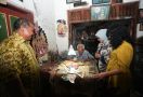 Kunjungi Sukoharjo, Fery Farhati Diberi Wayang Kertas Karya Mbah Brambang - JPNN.com