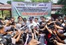Menko Airlangga Pastikan Langsung Bantuan Pangan & KUR Kepada Masyarakat di Indramayu - JPNN.com