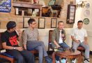 Diskusi Santri Spartan, Kang Eep Sebut Jokowi Sedang Menantang Orang Waras - JPNN.com
