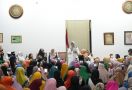 Fery Farhati & Mutiara Baswedan Hadiri Majelis Taklim Abuya Abu Bakar di Ternate - JPNN.com