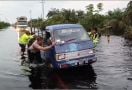 Kondisi Terkini di Jalintim yang Terendam Banjir, Polisi Bolak-balik Dorong Mobil Warga - JPNN.com