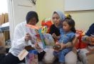 Mengharukan, Mensos Risma Berikan Motivasi Ibu dari Anak-anak Pengidap Gangguan Hati - JPNN.com