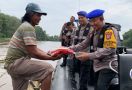 Kombes Wahyu Beri Bantuan dan Ajak Warga Pesisir Sungai Siak Jaga Kamtibmas Jelang Pemilu - JPNN.com