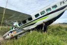 Pesawat Smart Air Tergelincir saat Mendarat di Bandara Aminggaru Kabupaten Puncak - JPNN.com