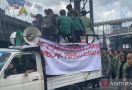 Tuntut Pemakzulan Jokowi, Ratusan Mahasiswa Bergerak dari Tugu Reformasi ke Harmoni - JPNN.com