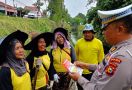 Ditlantas Polda Riau Sampaikan Pesan Pemilu Damai Sambil Gotong Royong dengan Masyarakat - JPNN.com