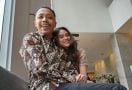 Resmi Bercerai, Furry Setya Masih Pasang Potret Mantan Istri sebagai Wallpaper  - JPNN.com