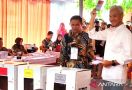 Bismillah, Ganjar Mencoblos di TPS 11 Lempongsari, Ada Polisi Ikut Menyambut - JPNN.com