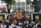 Ratusan Guru Honorer Gelar Aksi Damai di Depan Gedung KPU - JPNN.com