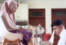 Bantah jadi Anak Durhaka, Syakir Daulay Sungkem dan Cuci Kaki Ibu Menjelang Ramadan - JPNN.com