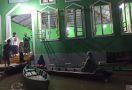 Gegara Banjir Warga Gunakan Perahu ke Surau Untuk Salat Tarawih - JPNN.com