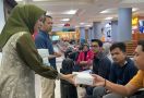 Selama Ramadan, Bandara SMB II Palembang Bagikan Takjil Gratis ke Penumpang - JPNN.com