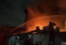 Kebakaran Menghanguskan Gudang Si Cepat dan Lazada di Cengkareng Jakbar - JPNN.com