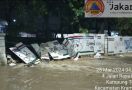 Tanggul Kali Hek Jebol, Jalan Raya Bogor Kramat Jati Terendam Banjir Setinggi 30 Cm - JPNN.com