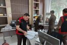 Cari Bukti Kasus Dugaan Korupsi, Jaksa Geledah Kantor Biro PBJ Setdaprov Sumbar - JPNN.com