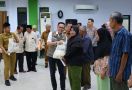 Pemkot Palembang Bagikan 300 Paket Sembako untuk Warga SU II - JPNN.com
